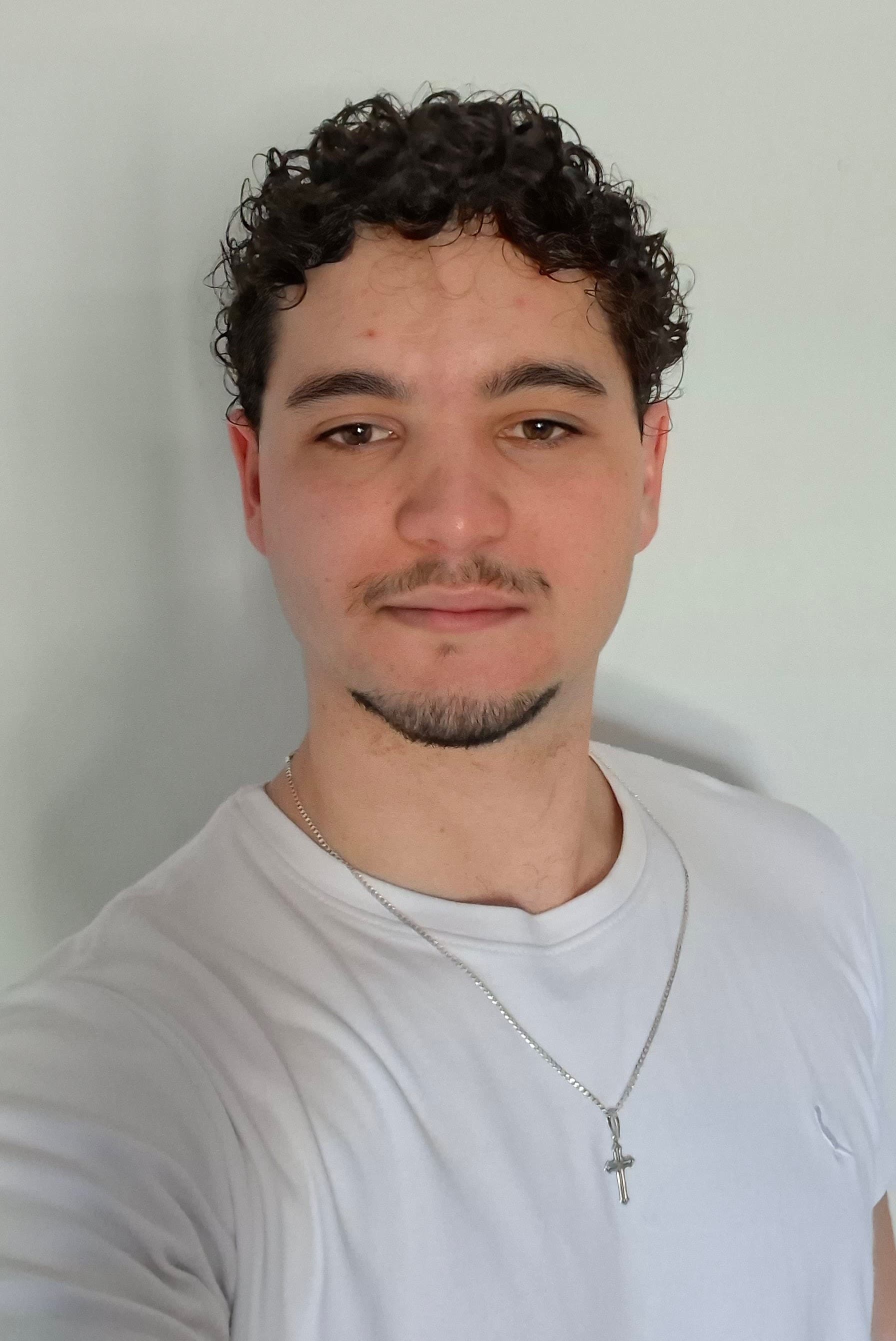 Retrato de Aristides Evandro C. Argentin, camiseta branca, fundo claro